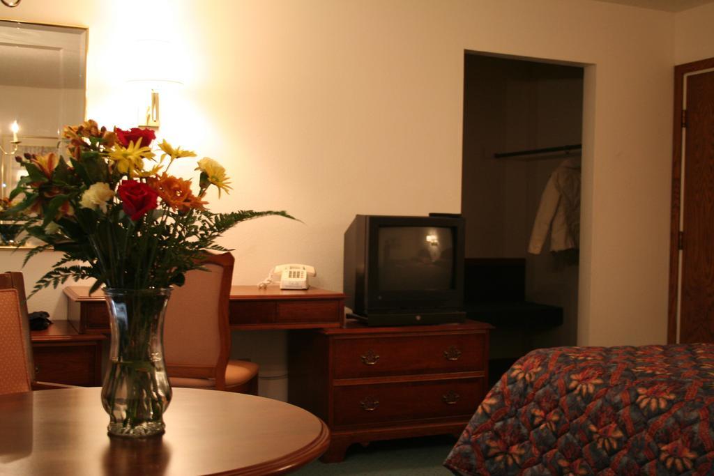 University Inn Cedar Falls Exterior foto